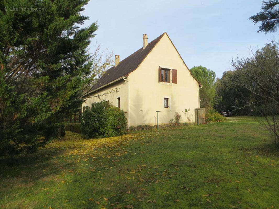 Maison à MAUZAC-ET-GRAND-CASTANG