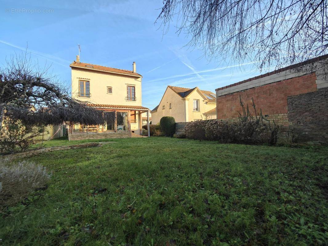 Maison à LES CLAYES-SOUS-BOIS