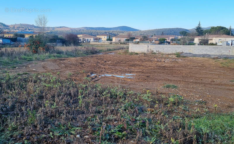 Terrain à SAINT-JULIEN-LES-ROSIERS