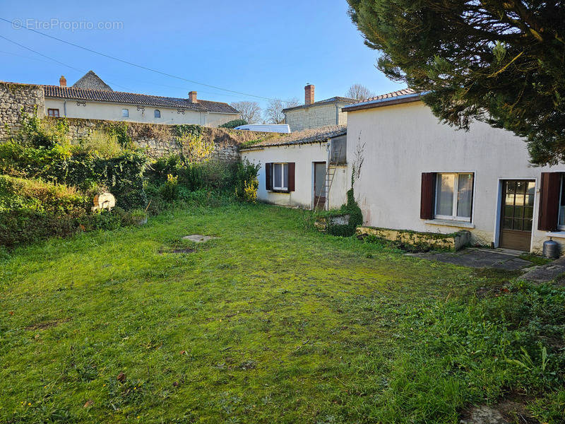 Maison à CURCAY-SUR-DIVE