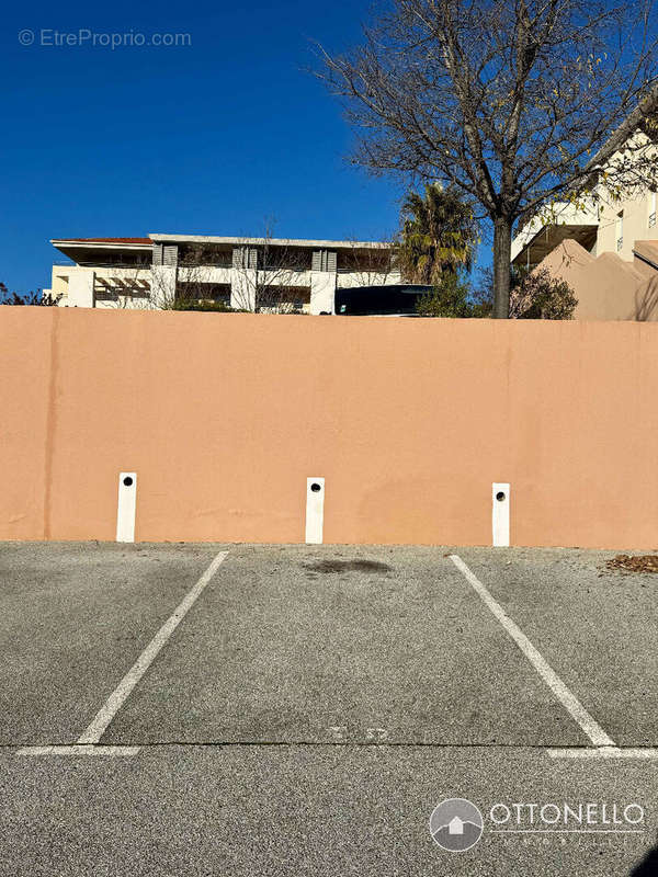 Parking à ROQUEBRUNE-SUR-ARGENS