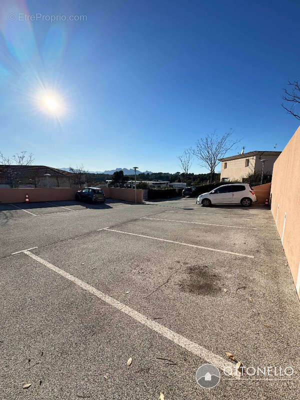 Parking à ROQUEBRUNE-SUR-ARGENS