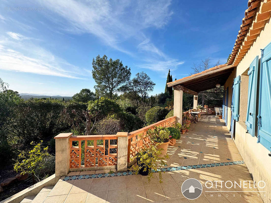 Maison à ROQUEBRUNE-SUR-ARGENS