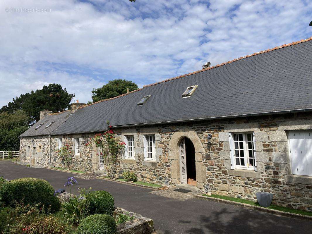 Maison à LA ROCHE-DERRIEN