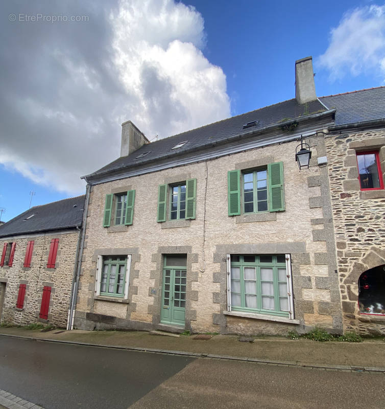 Maison à LA ROCHE-DERRIEN