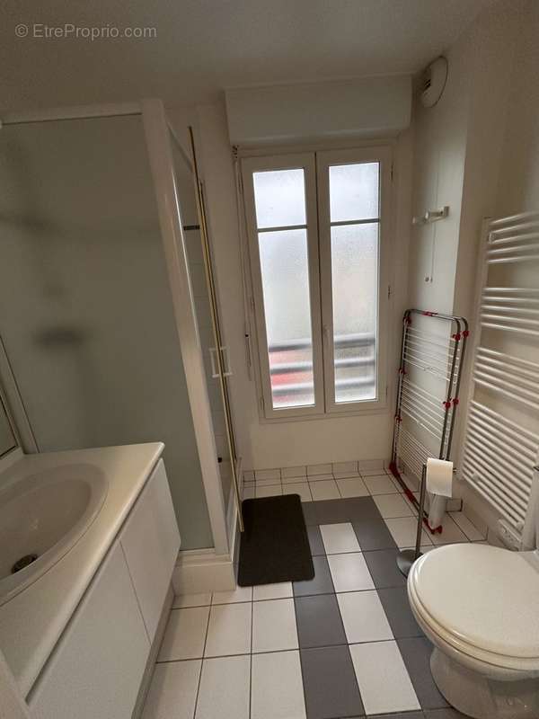 Salle d&#039;eau avec douche et wc - Appartement à MERLIMONT