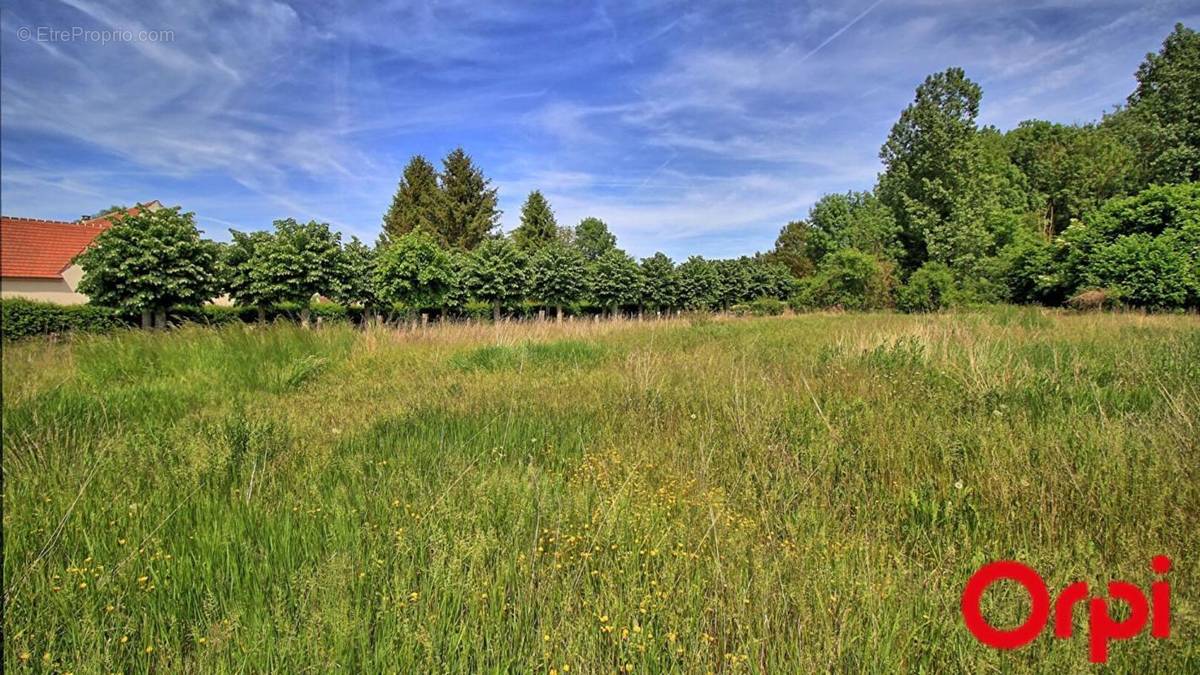 Terrain à CHEVRIERES