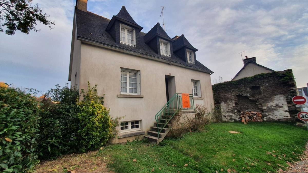 Maison à CHATEAUNEUF-DU-FAOU