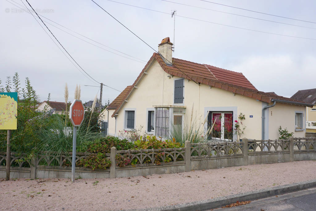 Maison à SAINT-LEGER-SUR-VOUZANCE