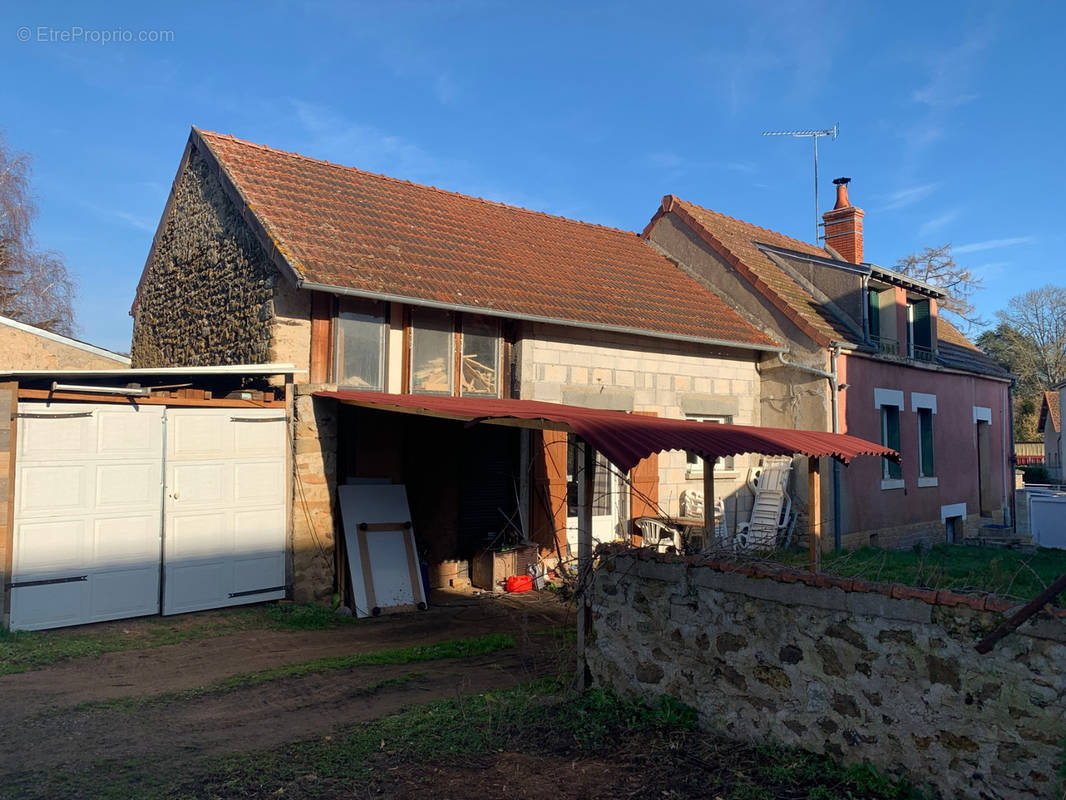 Maison à Briantes, vue de la cour - Maison à BRIANTES