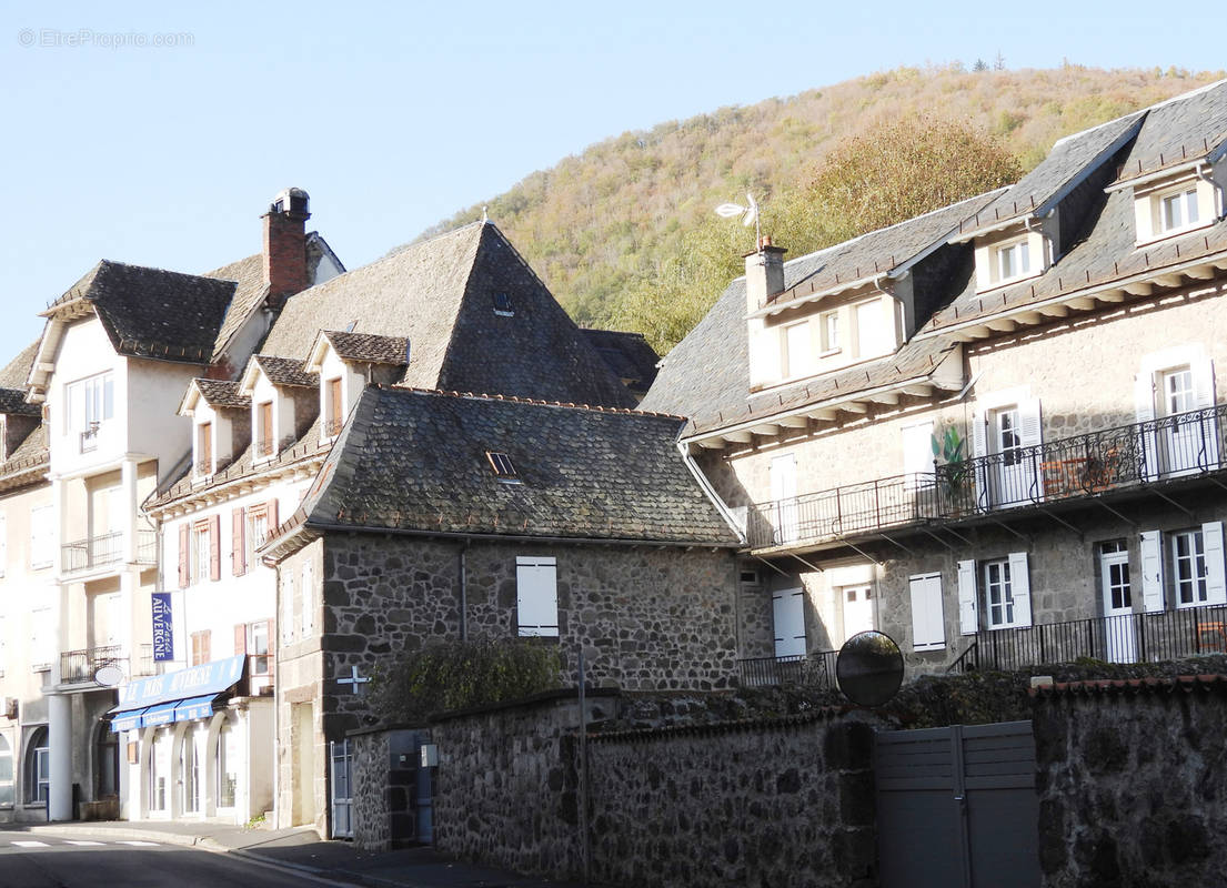 Commerce à VIC-SUR-CERE