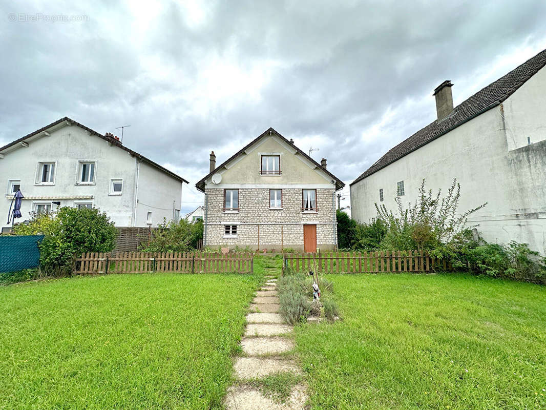 Maison à SAINT-PIERRE-LES-NEMOURS