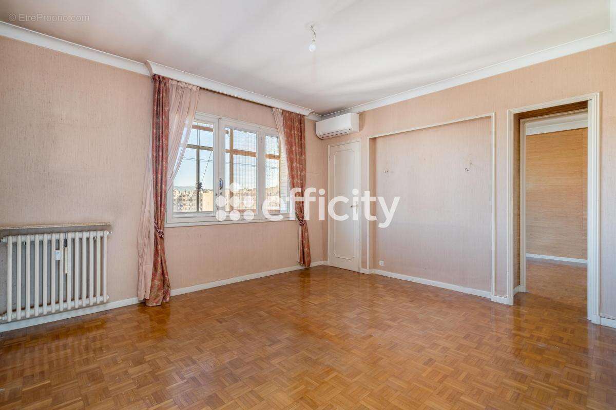 Appartement à MARSEILLE-5E