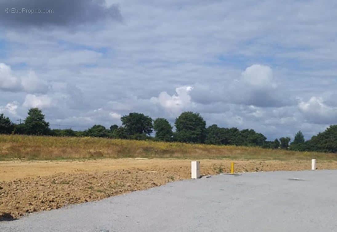 Terrain à COULOMBIERS