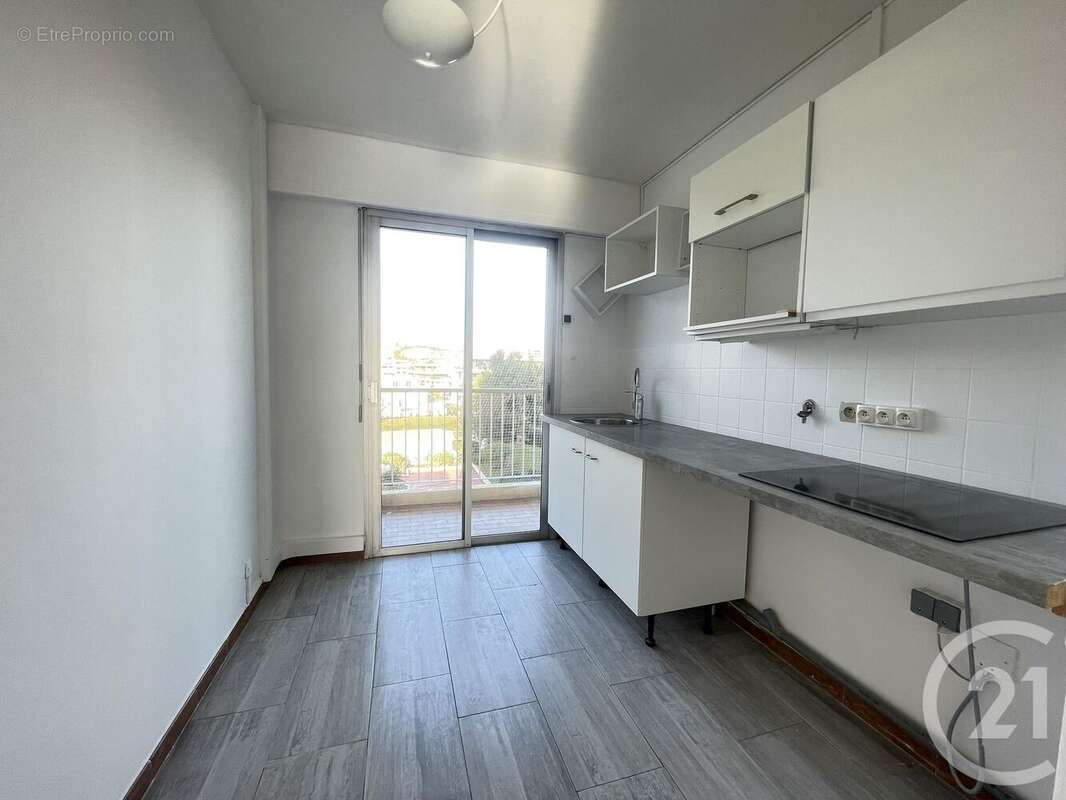 Appartement à SAINT-LAURENT-DU-VAR