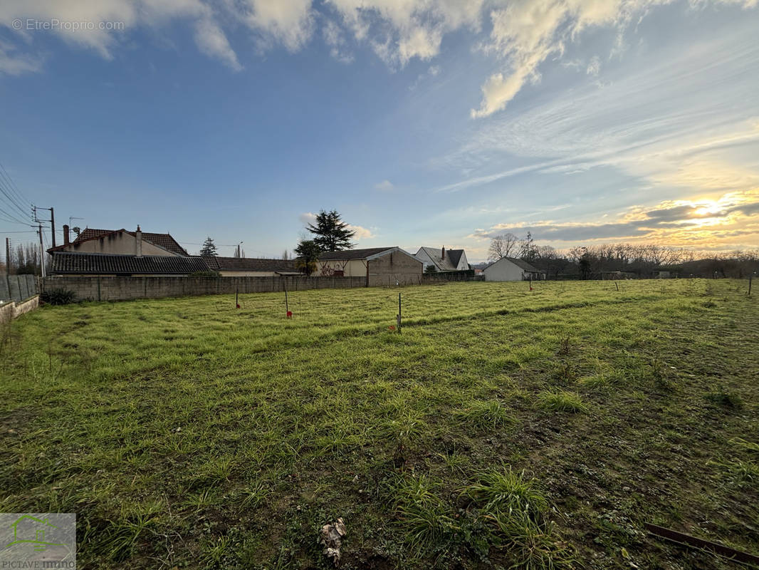 Terrain à LENCLOITRE