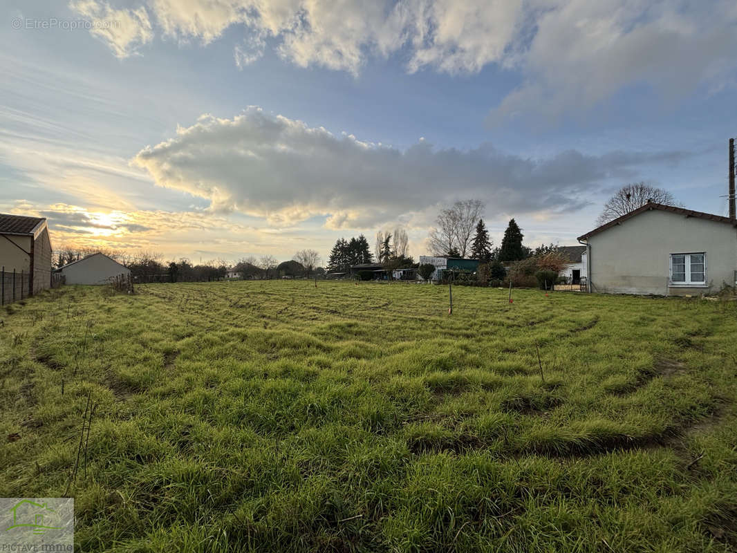 Terrain à LENCLOITRE