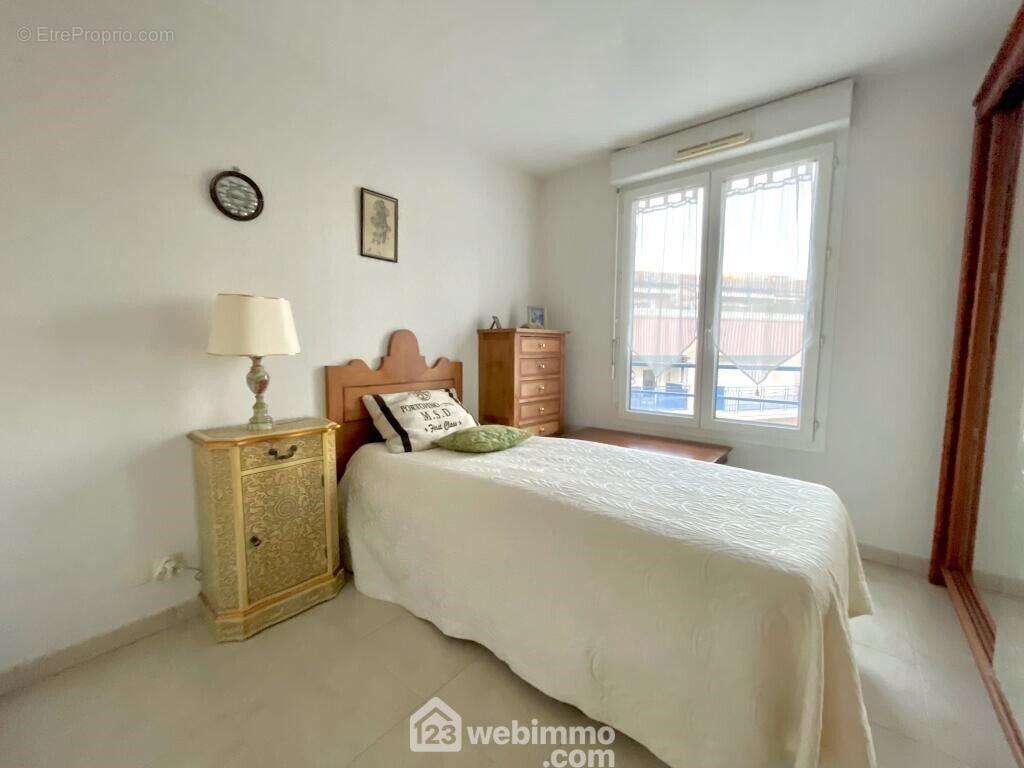 Chambre avec de nombreux rangements - Appartement à SAINTE-MAXIME