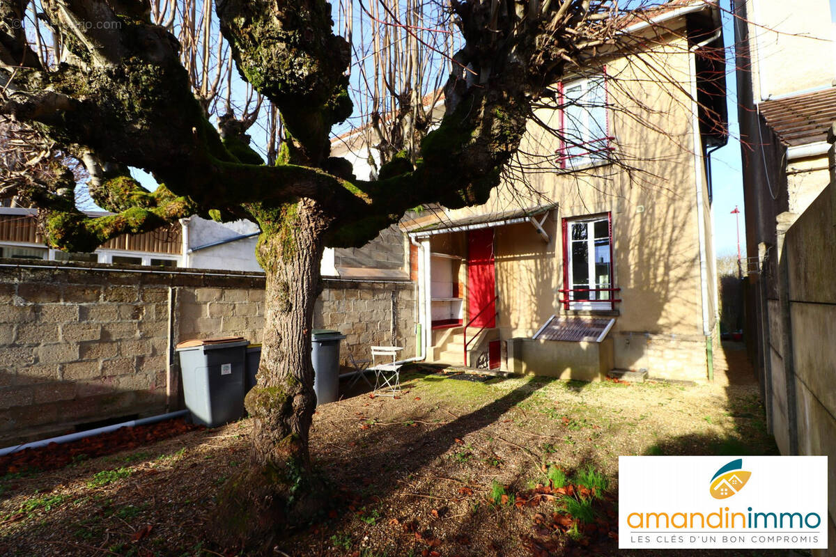 Vue arrière - Maison à VERT-SAINT-DENIS