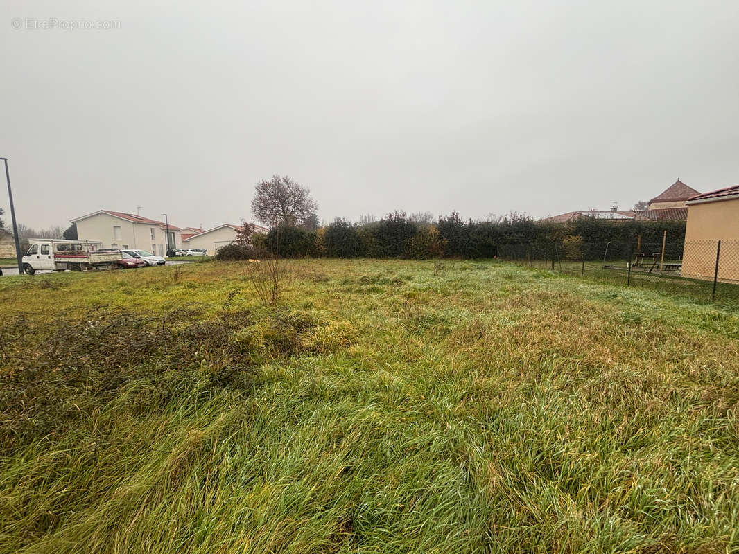 Terrain à ESTILLAC