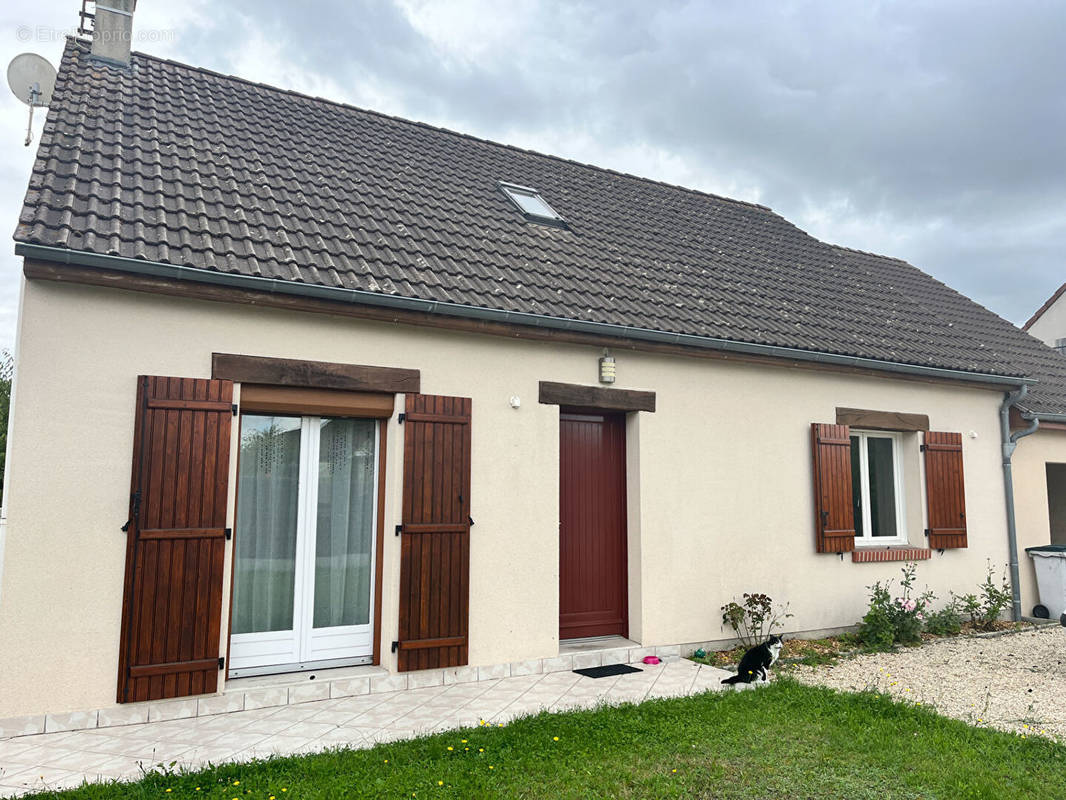 Maison à SAINT-DENIS-DE-L&#039;HOTEL