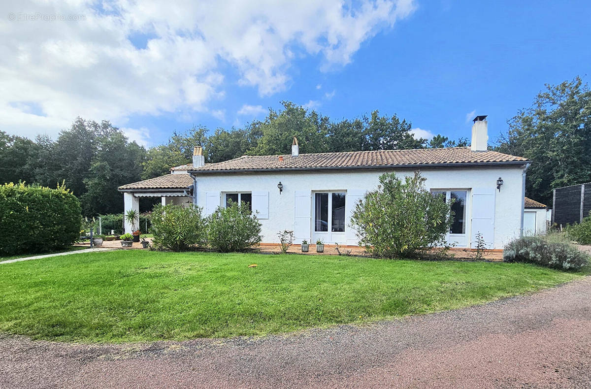 Maison à CHAILLEVETTE