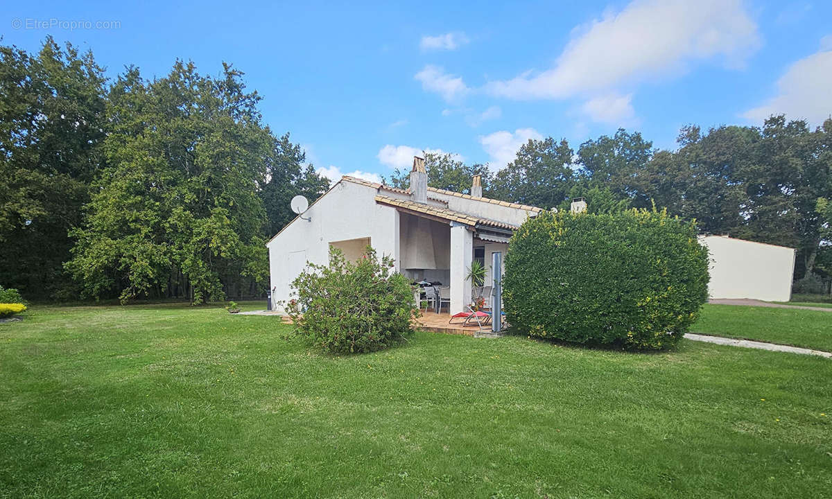 Maison à CHAILLEVETTE