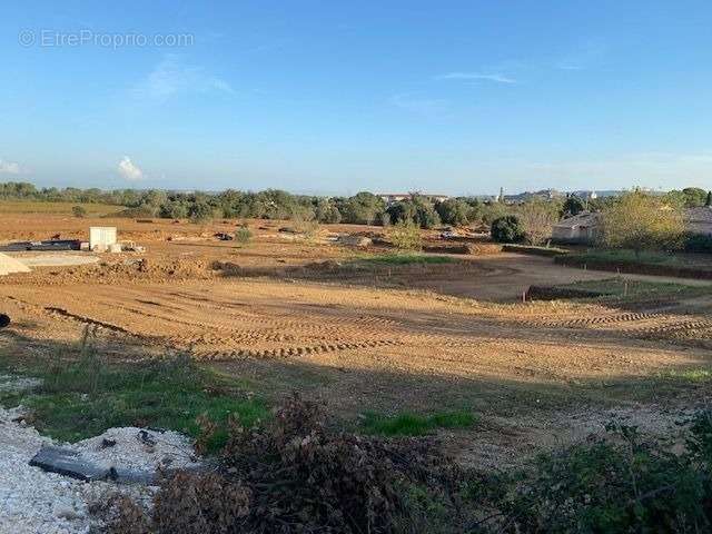 Terrain à LAUDUN-L&#039;ARDOISE