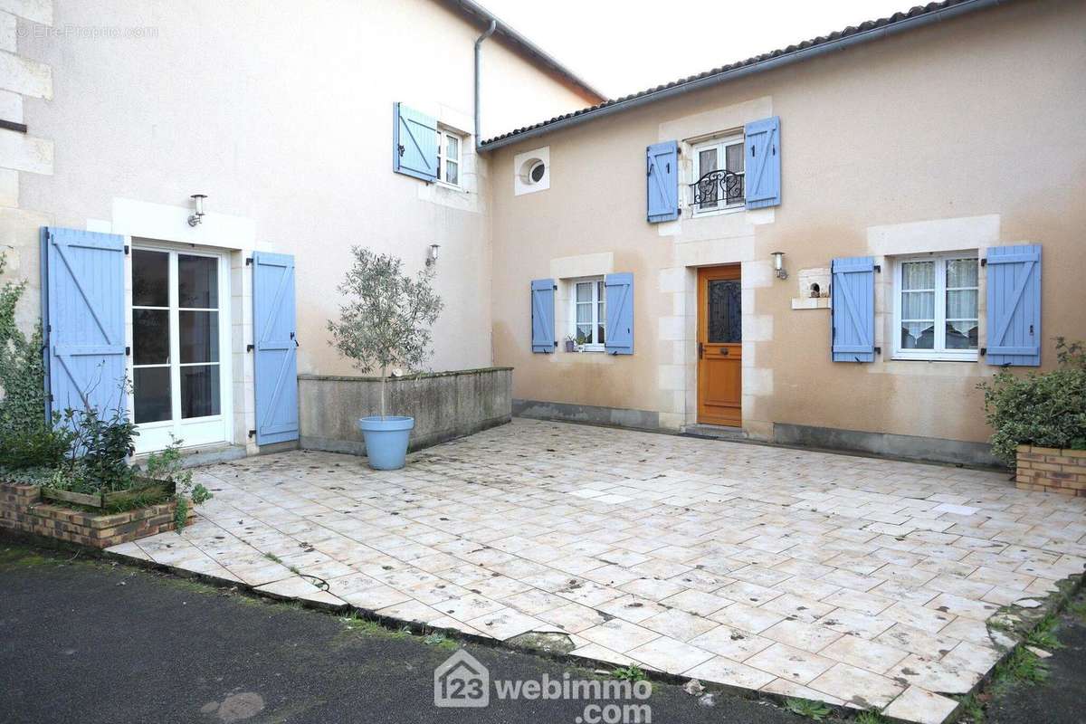 Au-delà de la terrasse, - Maison à LAVOUX