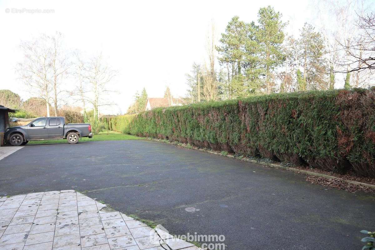 Un grand parking vous accueille. - Maison à LAVOUX