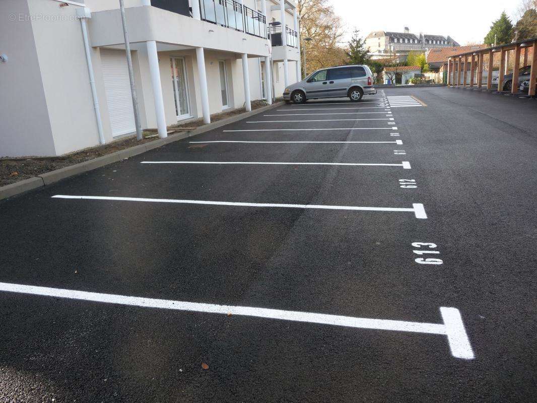 Parking à SAINT-SEBASTIEN-SUR-LOIRE