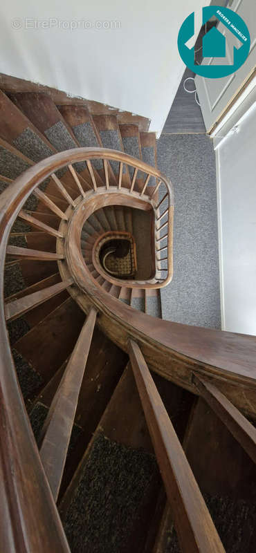 Escalier commun - Appartement à ROCHEFORT