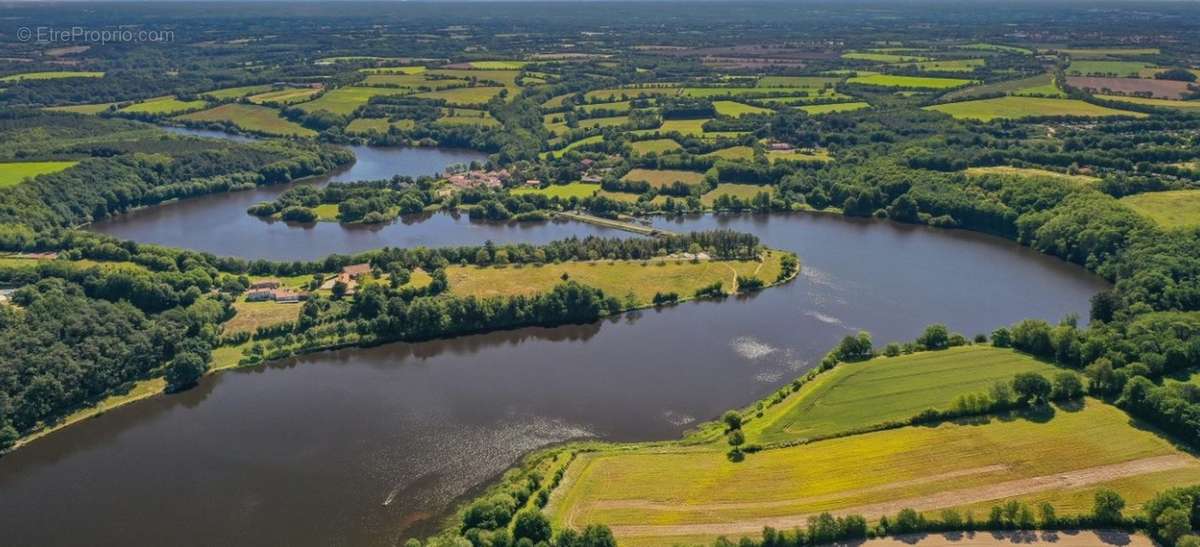 Terrain à SAINT-JULIEN-DES-LANDES