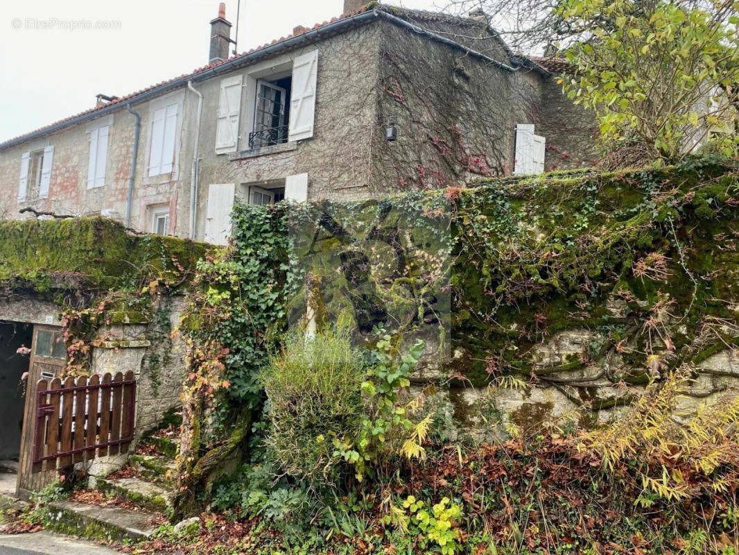 Maison à VILLEBOIS-LAVALETTE