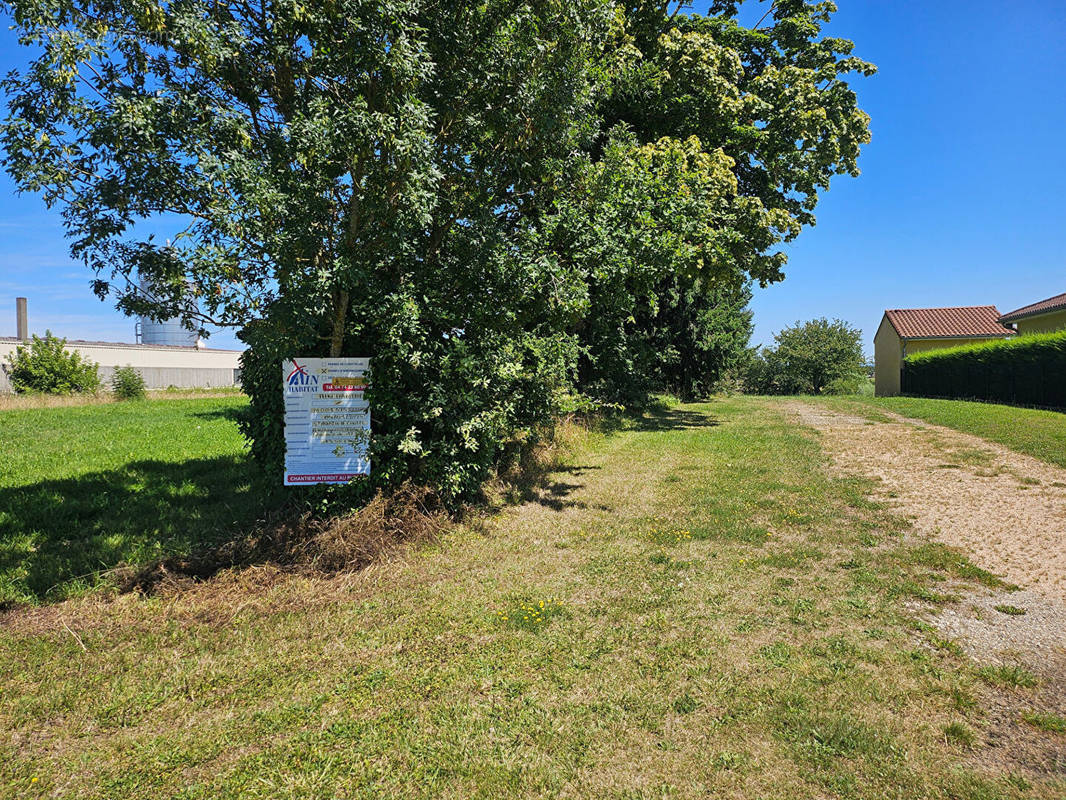 Terrain à SAINT-MARTIN-LE-CHATEL