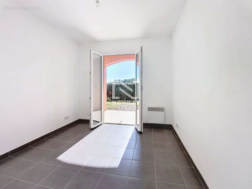 Appartement à ROQUEBRUNE-SUR-ARGENS