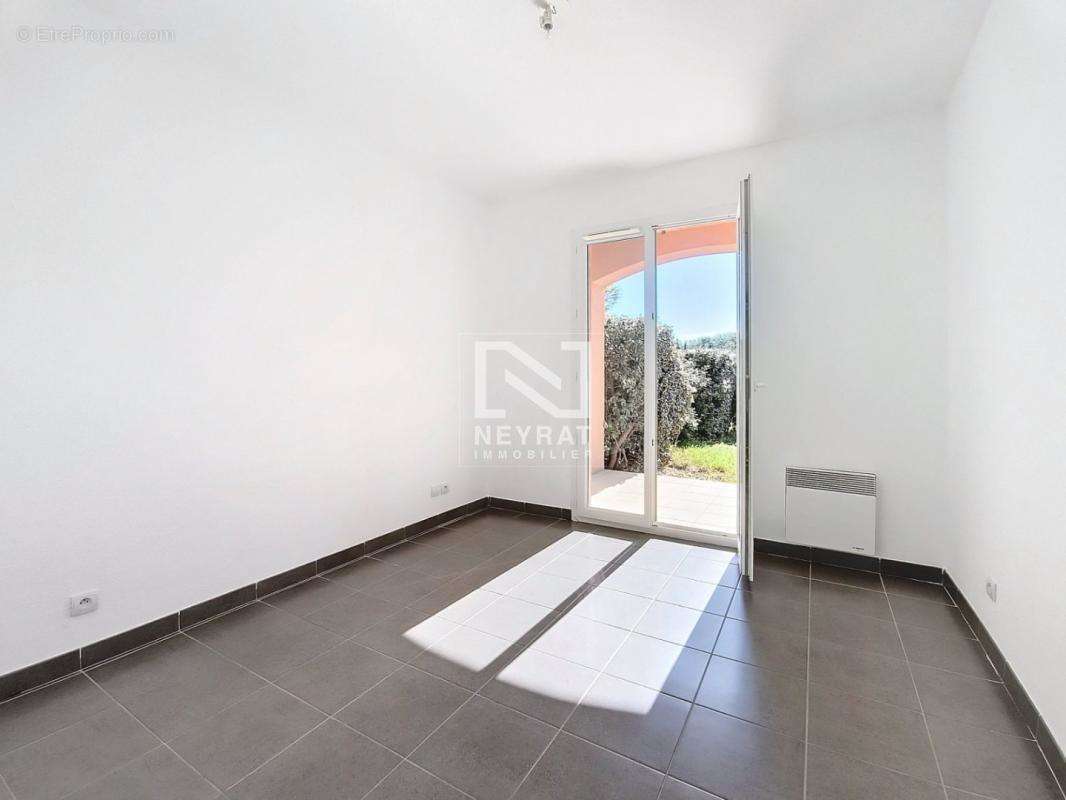 Appartement à ROQUEBRUNE-SUR-ARGENS