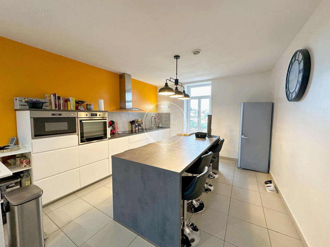 Appartement à CHAZELLES-SUR-LYON