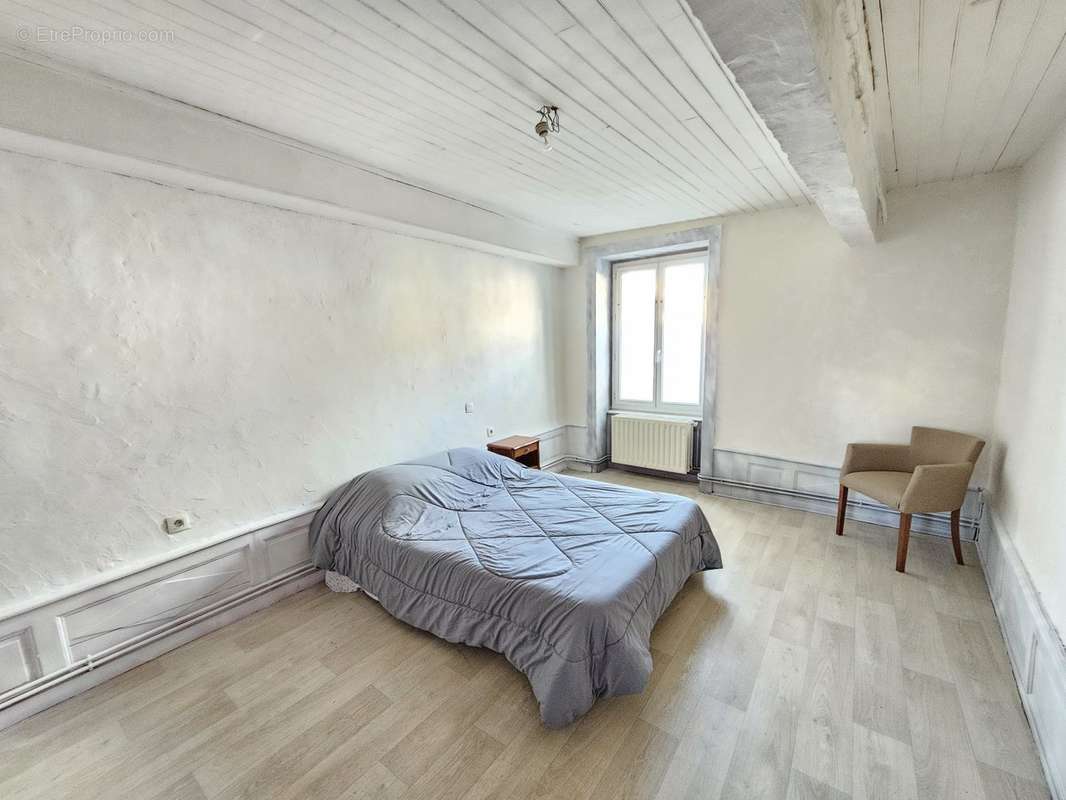 Appartement à CHAZELLES-SUR-LYON