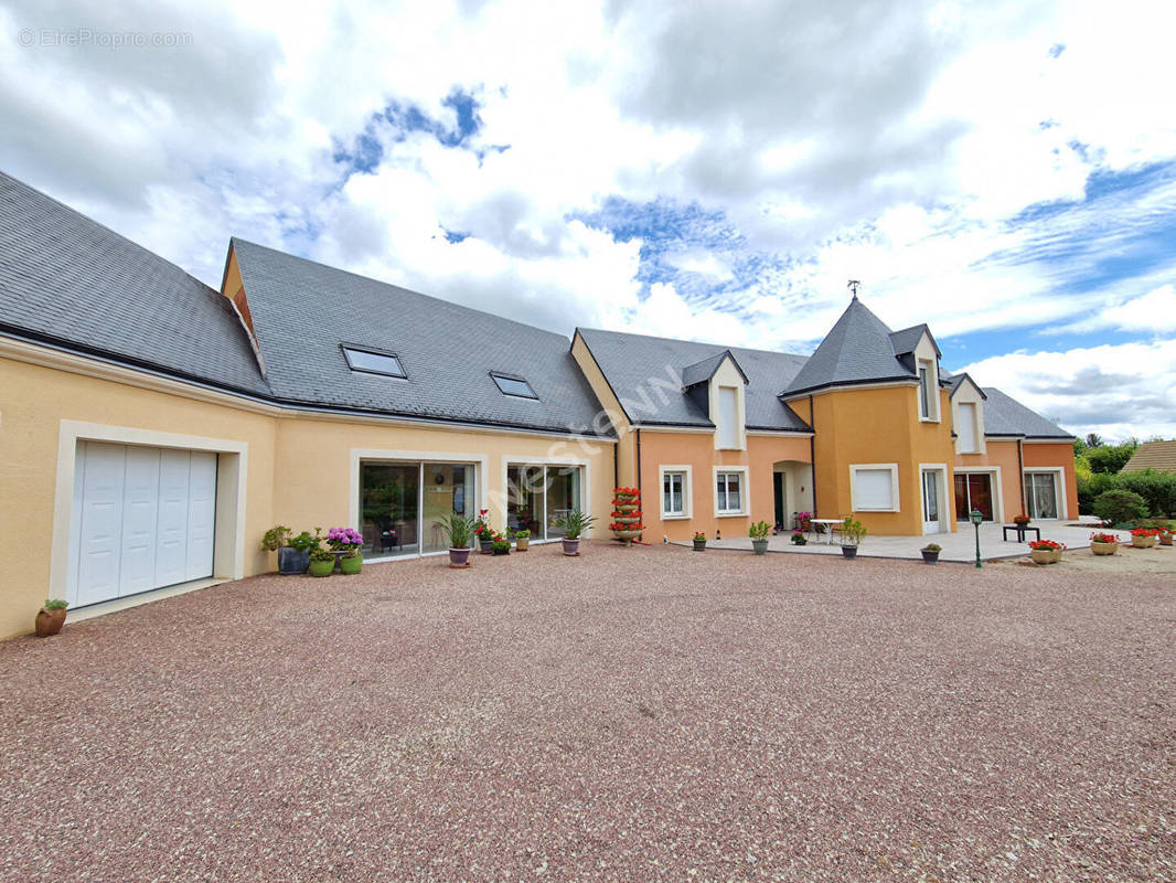 Maison à MONTBIZOT