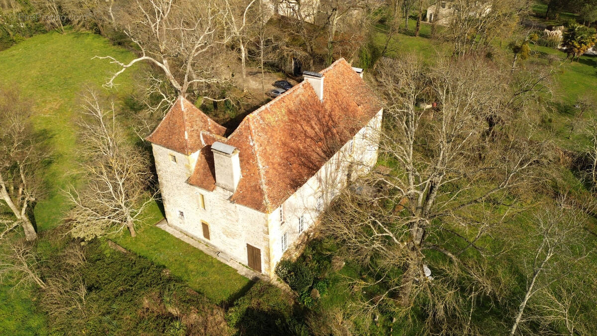 Maison à MOMAS