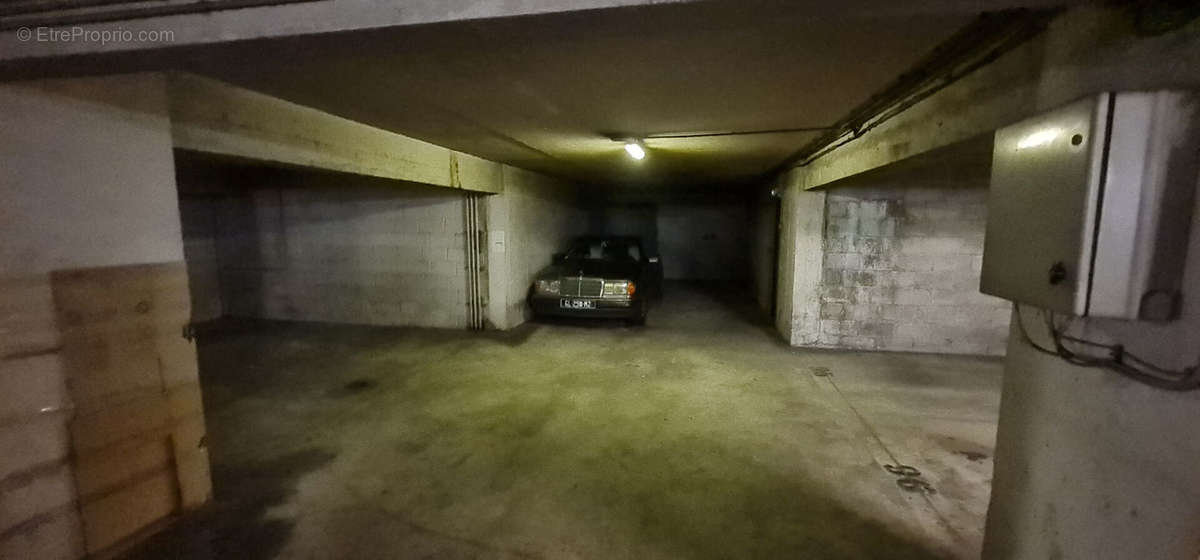 Parking à PARIS-16E