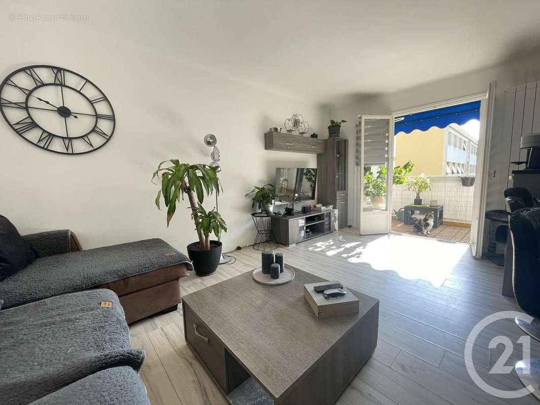 Appartement à SAINT-LAURENT-DU-VAR