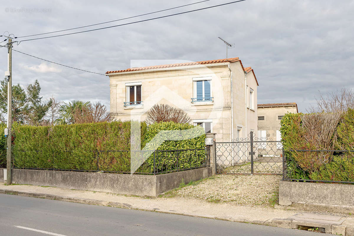 Maison à COUTRAS