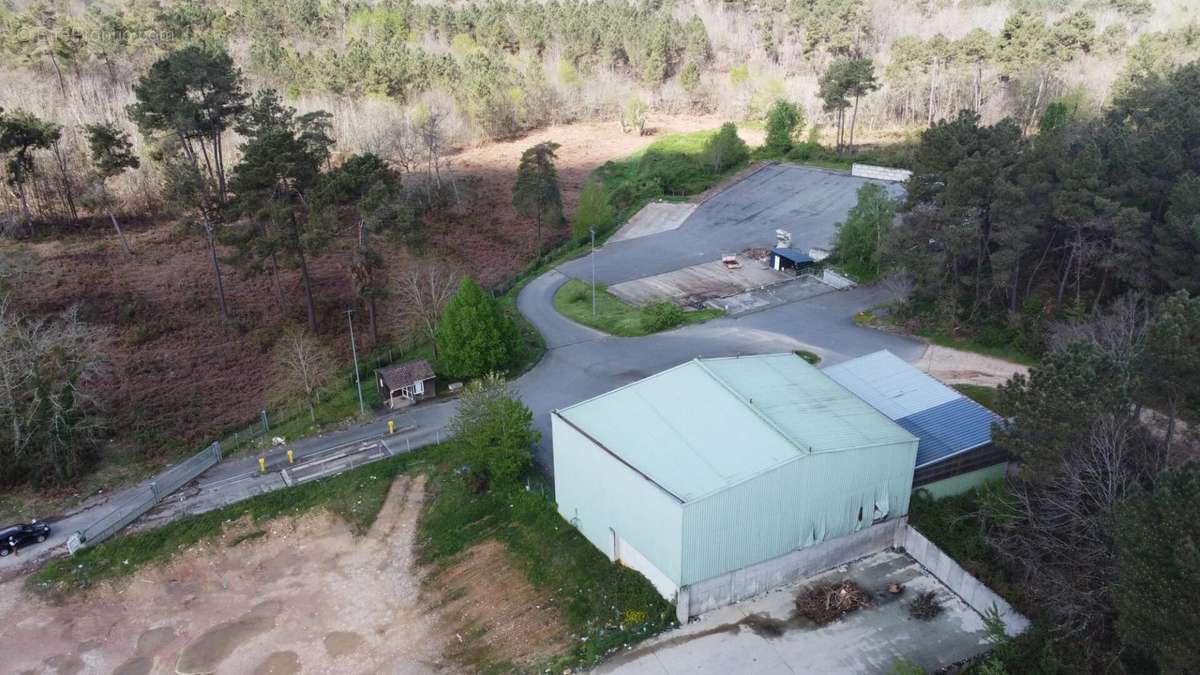 Parking à LE BUISSON-DE-CADOUIN