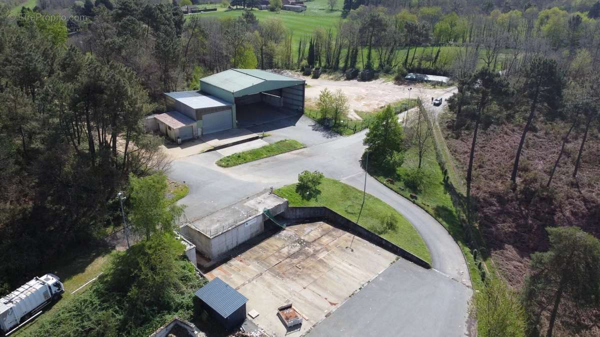 Parking à LE BUISSON-DE-CADOUIN