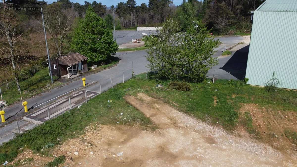 Parking à LE BUISSON-DE-CADOUIN