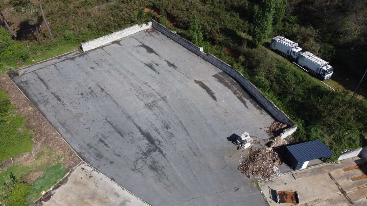 Parking à LE BUISSON-DE-CADOUIN