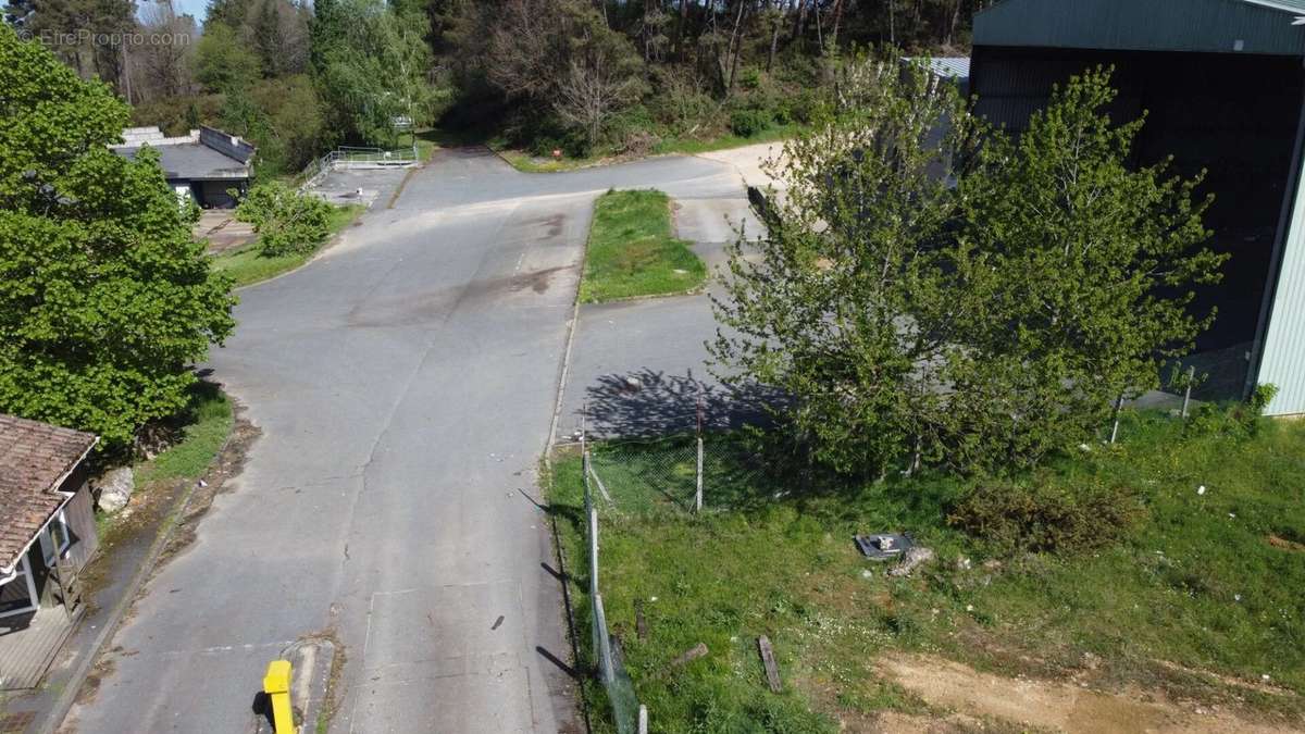 Parking à LE BUISSON-DE-CADOUIN