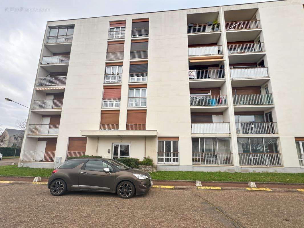 Appartement à SAINT-JEAN-DE-LA-RUELLE